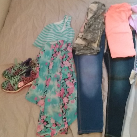 2 shirts 2 pairs of pants 1 pair of shoes dresses - Picture 2 of 14